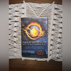 Divergent Fiction Book by Veronica Roth